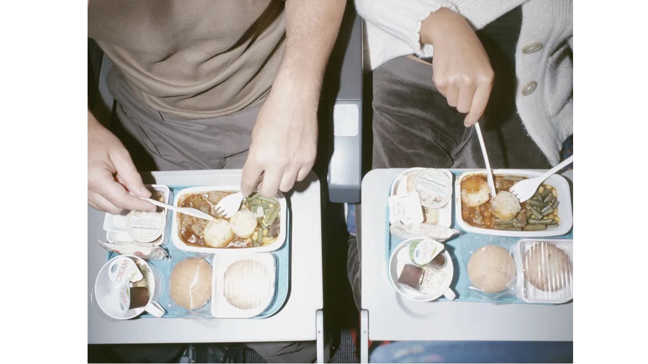 Uçaktaki Yemeklerin Tadı Neden Normalden Çok Daha Kötü? Sebebi Aşçılar Değil, Sizsiniz!