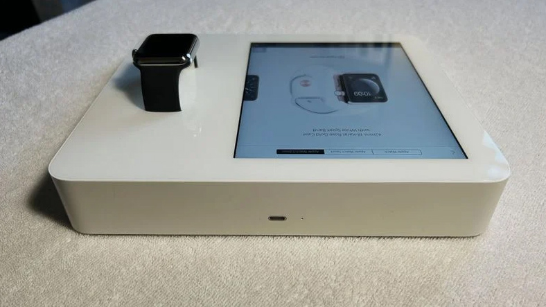 10 Yıl Önce Mağazalara Gönderilen Apple Watch Kiosku ile Tanışın: İmha Edilmiş Olması Gerekiyordu