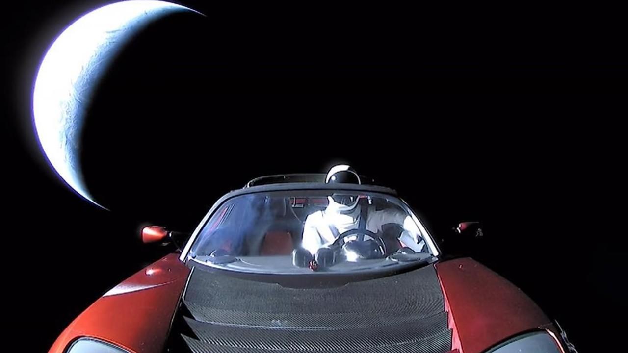 Elon Musk’ın 6 Sene Önce Uzaya Fırlattığı Spor Araba Tesla Roadster Şu Anda Nerede? Canlı Olarak Takip Edebilirsiniz!