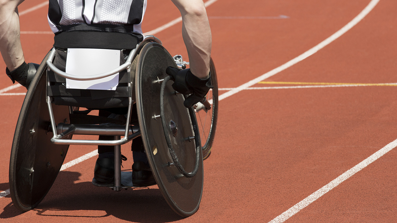 Tekerlekli Sandalye Sporcuları Neden Eğimli Tekerlek Kullanır, Geleneksel Sandalyelerden Farkı Ne?