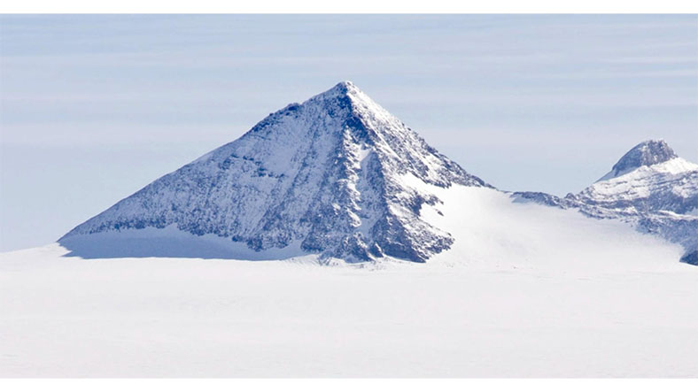 Antarktika’da Bulunan ve Çeşitli Komplo Teorileri Doğuran Bu Gizemli ’Piramit’in Orada İşi Ne? (Hayır, İlluminati’nin İşi Değil)