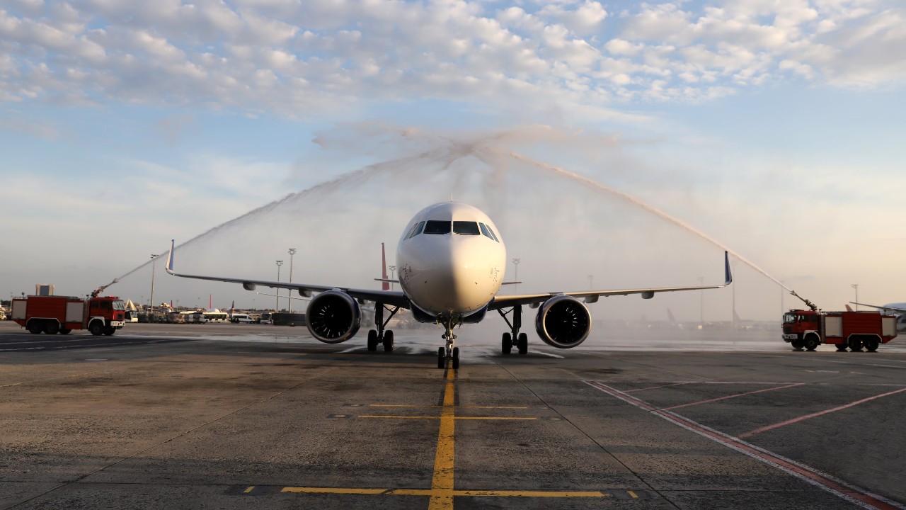 Neden Bazen Uçaklara Su Püskürtülür? Hayır, Temizlemek İçin Değil!
